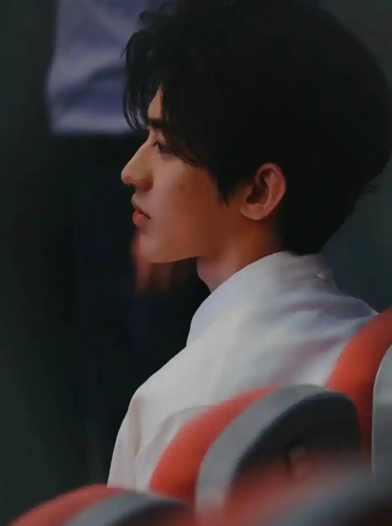 坤哥完美的下颚线和突出的喉结爱了爱了#蔡徐坤#侧脸@dou  - 抖音