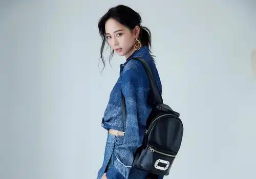 张钧甯牛仔套装率性时尚 休闲与优雅完美融合