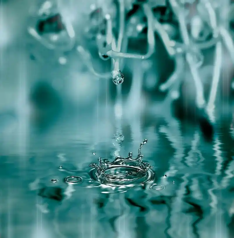 水抽象,水滴落入水做完美液滴飞溅