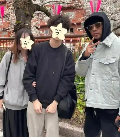 4月6日至7日周杰伦在日本举行演唱会粉丝晒出东京偶遇周杰伦合影4