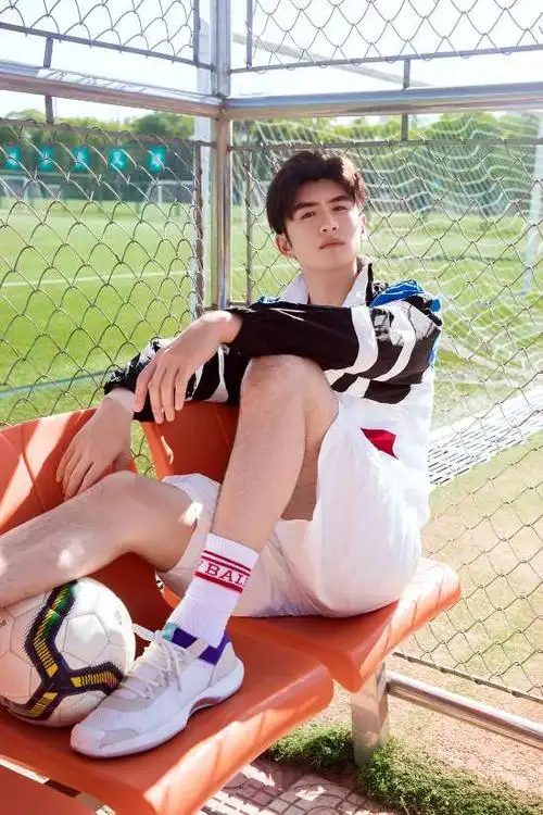 张云龙夏日写真曝光清新养眼宛如运动少年