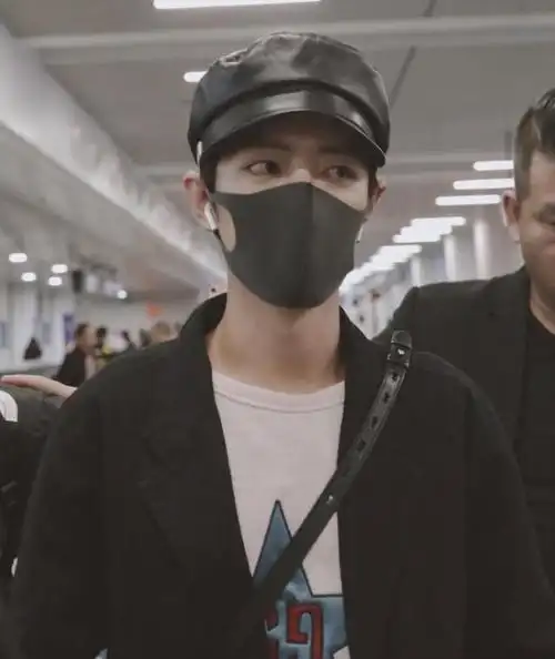 肖战到达无锡西装搭配贝雷帽清爽又帅气