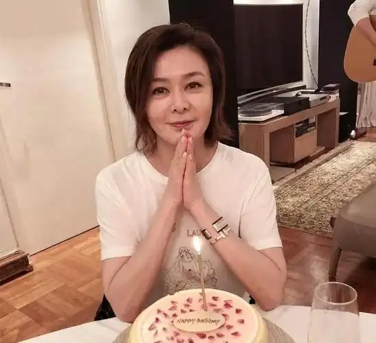 59岁关之琳素颜逛街,看中手链爽快买显富婆身份,孤单落寞没人陪__财经