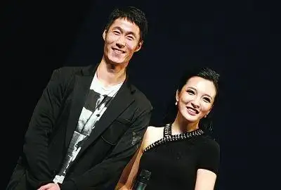 王励勤的感情生活可谓非常的低调,除了和赵薇[微博]传过绯闻,感情一直