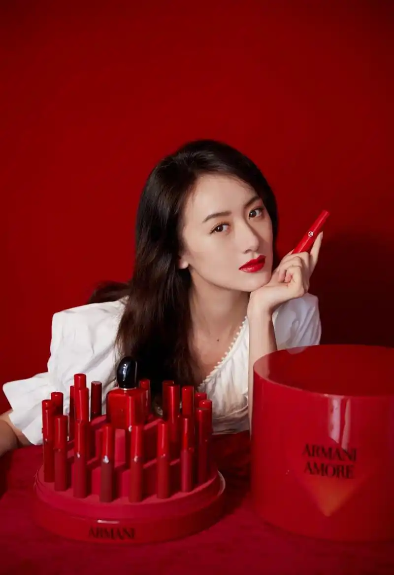 简介:袁冰妍性感红唇写真图片,分享一组袁冰妍图片给大家,图中的明星