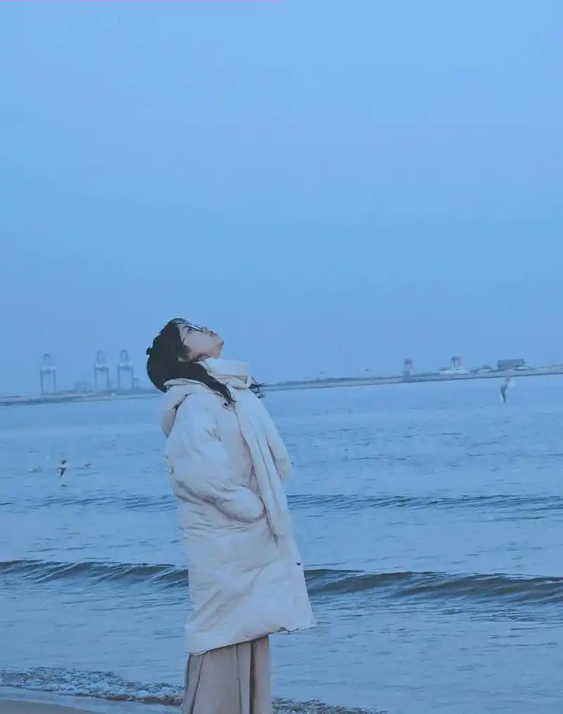 蓝色大海浪漫至死不渝.可是,她说,好看!@慧慧都会 ##海边 - 抖音