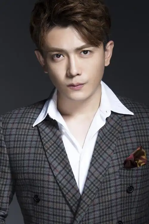 鸣龙少年李亭哲,1990年8月24日出生于安徽省马鞍山市,中国内地男演员