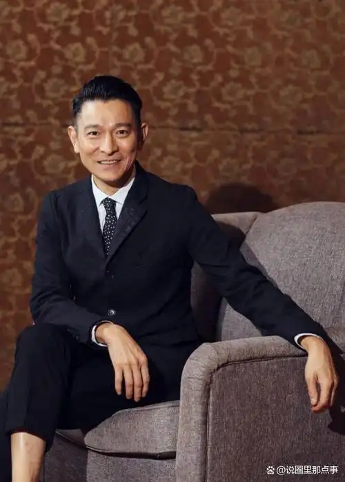 刘德华62岁风采依旧:精致发型,时尚穿搭