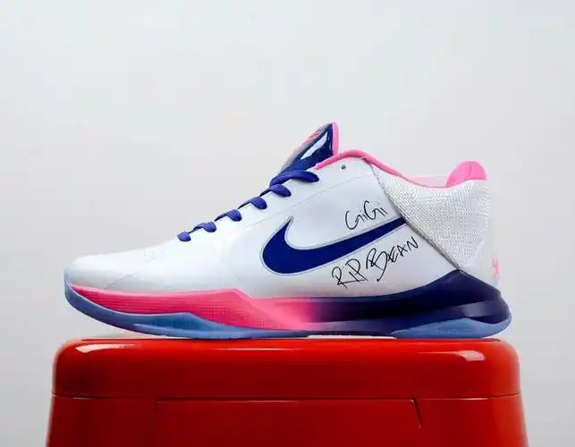 所以送个科比同款的球鞋给你的男友吧～#篮球  #篮球鞋  #球鞋控