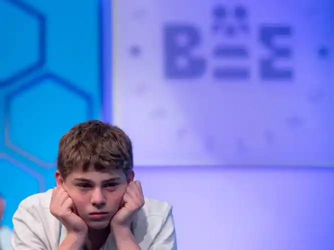 7 2019全美拼字大赛紧张进行中 小选手苦思冥想狂甩表情包