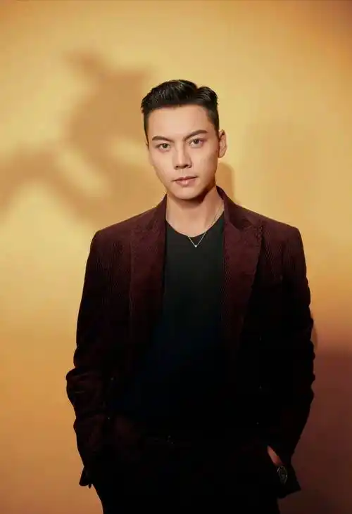 陈伟霆新剧《太阳星辰》:搭档刘雅瑟上演警匪悬疑剧!