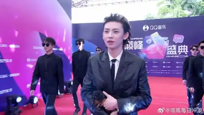 小鬼牵朋克小狗走红毯##小鬼红毯上遛狗