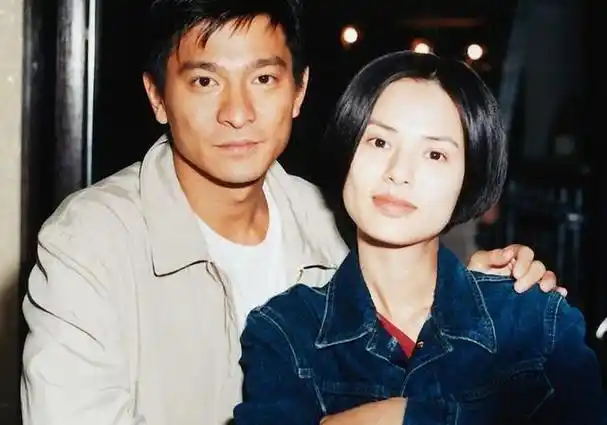 "小龙女"李若彤:巅峰时退圈,和富佬恋爱遭抛弃,如今怎样了