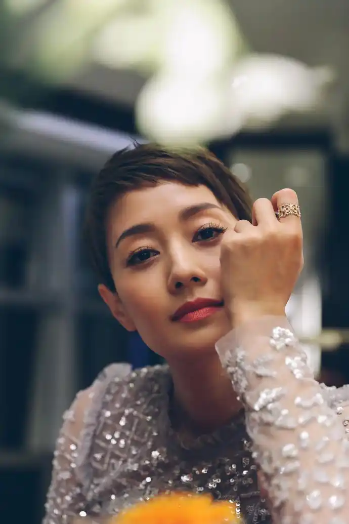 马伊琍 出席#第25届上海电视节#白玉兰. 来自帅哥大小事 - 微博