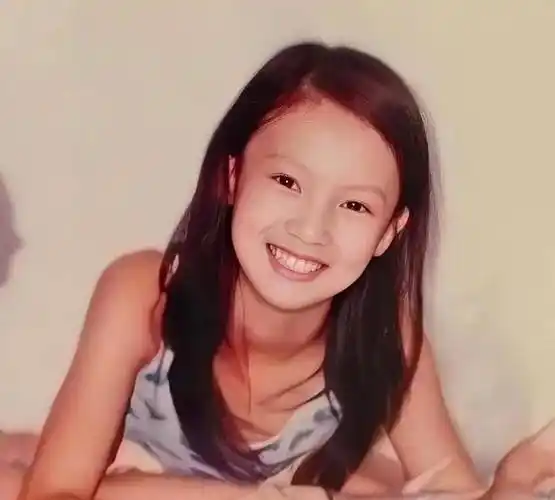 邓伦考上上海戏剧学院的时候,大他两岁的金晨刚刚在演艺圈出道,而金晨