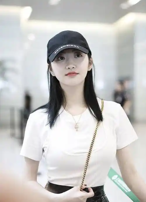 景甜瘦了真任性,"液体裙"招摇过市,硬把背心穿在t恤外太抢眼_时尚