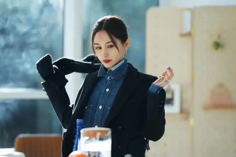 王子文怦然再心动酷飒look出征约会秘密武器竟是