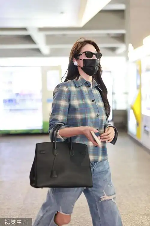 组图张雨绮身穿格纹衬衫现身机场挥手打招呼气场十足