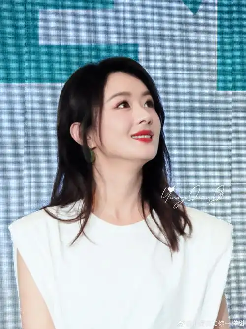 赵丽颖清冷白花妆##赵丽颖坎肩白衣##赵丽颖重庆活动##赵丽颖欢动