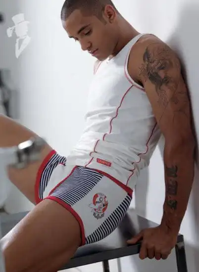 男模秀意大利名牌内裤 展性感腹肌