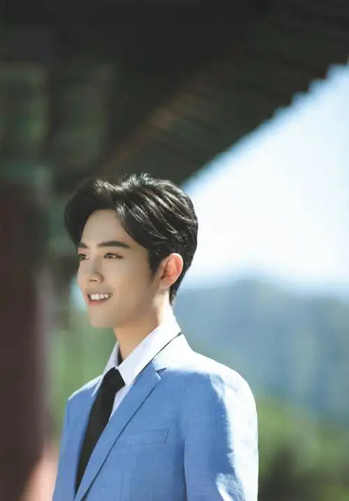 肖战我的中国心朋友圈背景蓝色干净壁纸