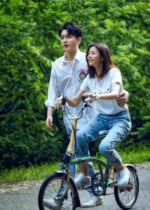 陈晓夫妇这是什么神仙眷侣!打扮清爽像大学生,结婚6年甜如初恋