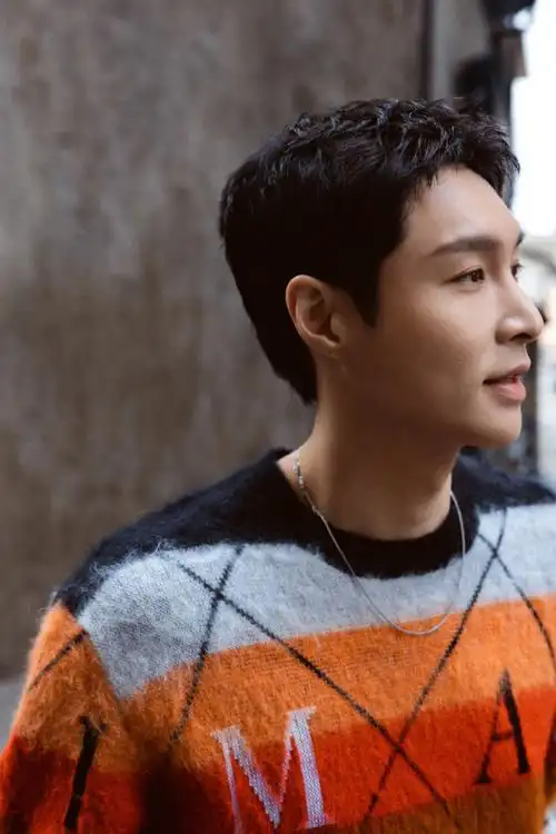 张艺兴条纹毛衣随拍##张艺兴的放松时刻