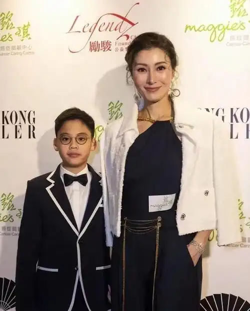 许建彤火了!李嘉欣儿子晒自拍,肤黑龅牙大肚腩,被粉丝喊老公