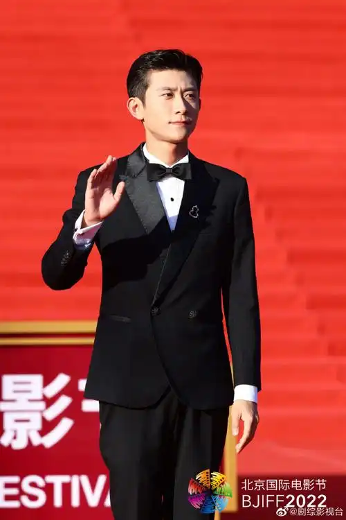 张一山北影节西装造型