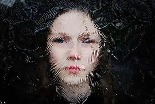 在《玻璃后面的比巴》中,可以看到一个女孩躲在玻璃后面,以保护自己免