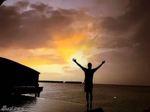 赵又廷张开双臂面朝大海 网友:高圆圆拍的?