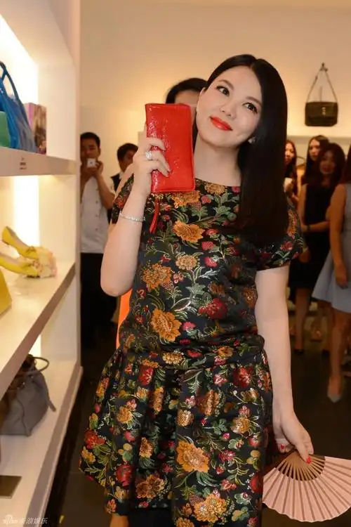 李湘复古装 28日下午,李湘亮相某时尚品牌活动现场.