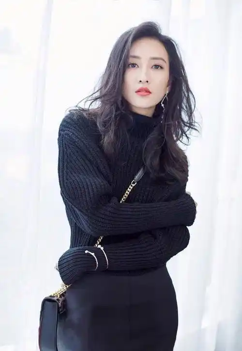 王鸥终于杂志营业一袭白色鱼尾高开叉长裙珍珠项链加分