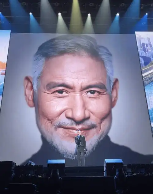 张学友61岁的状态很真实,两鬓和胡子都已经斑白,眼角的鱼尾纹也非常