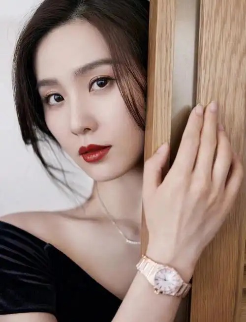 刘诗诗时尚穿搭美出高级感气场更是全开