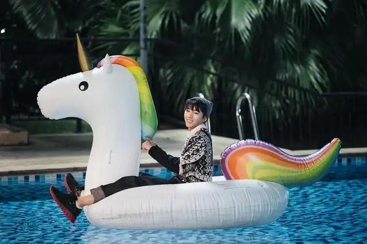 王俊凯被困泳池?经典画面再现!你更喜欢哪一张图呢