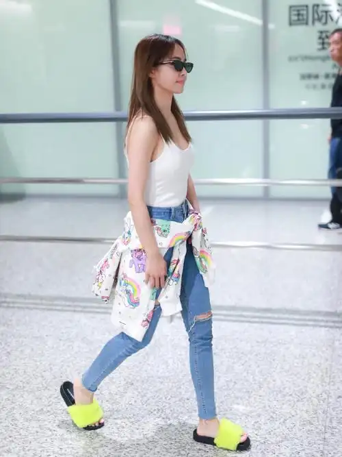 156cm蔡依林穿拖鞋走机场居然也这么潮