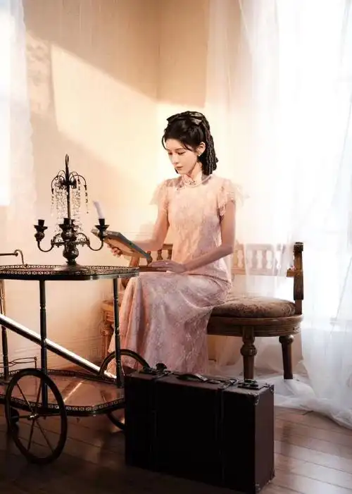 最新民国造型视频中,粉色旗袍搭配宫廷卷发真的就是贵气大小姐!