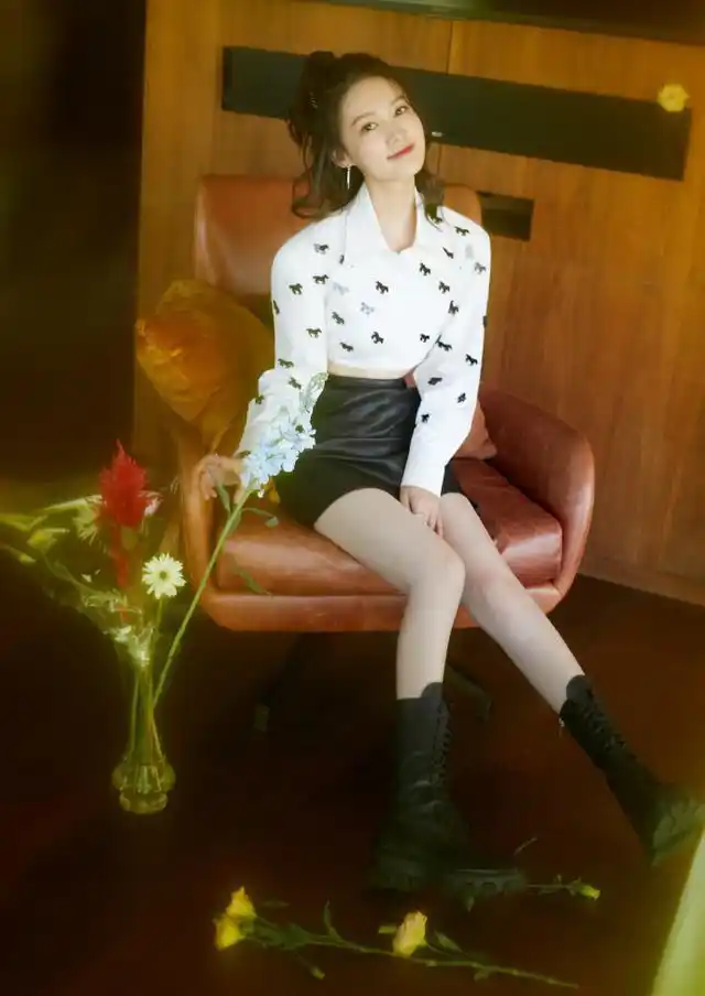 李沁过冬也不低调穿半截衬衫配皮裙个性时尚巴掌腰太撩人