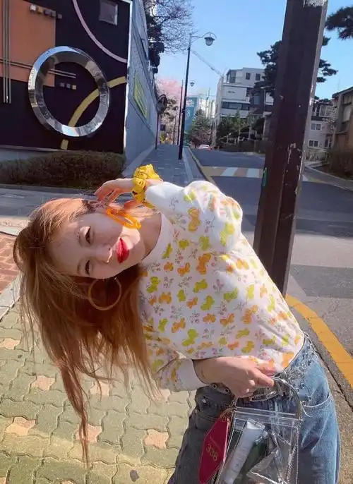 金泫雅晒歪头杀自拍,女神还真就是活泼可爱,这头歪的很清新靓丽