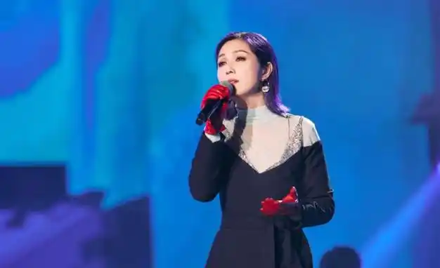 杨千嬅作为一代女神,她的感情生活一直备受关注,前任是郑中基,跟