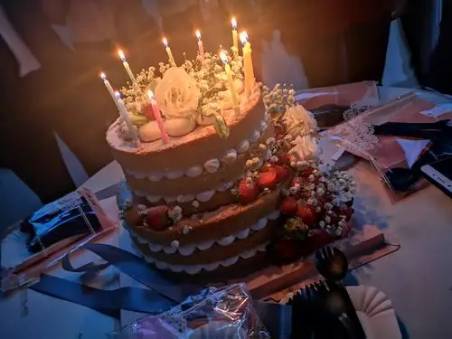 最幸福的时刻莫过于此了,这么多人陪我们一起过生日,不仅有蛋糕,还有