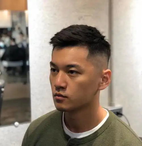 男人年过40岁,发型总是选不好?这三种造型帅气不油腻,简单好看