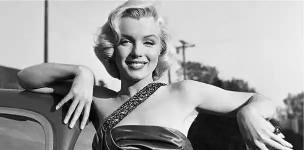 原创1954年玛丽莲梦露为美国黑人女歌星出头助其大红大紫