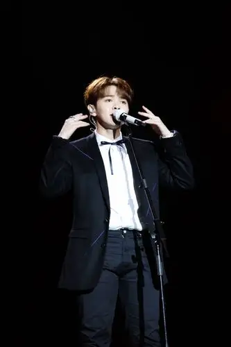 尤长靖舞台帅气高清图片