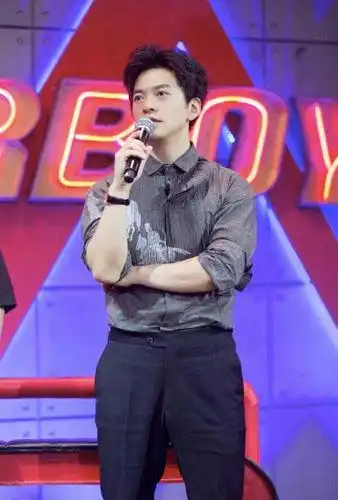 洪雨雷淘汰后李健战队便只剩下一根独苗:王南钧.