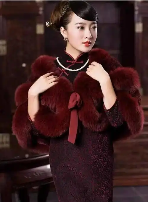 穿酒红缎面裙的陈荟莲告诉我们何谓真正贵妇气质