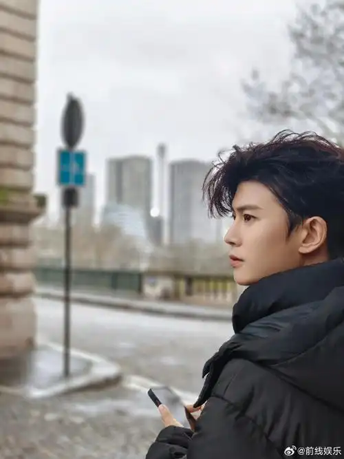 巴黎铁塔下的任嘉伦#任嘉伦漫步巴黎街头,在巴黎铁塔下打卡,这绝