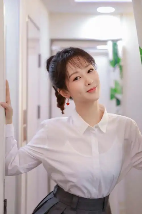 杨紫晚会造型白衬衫77麻花辫青春靓丽小猴紫笑起来好甜