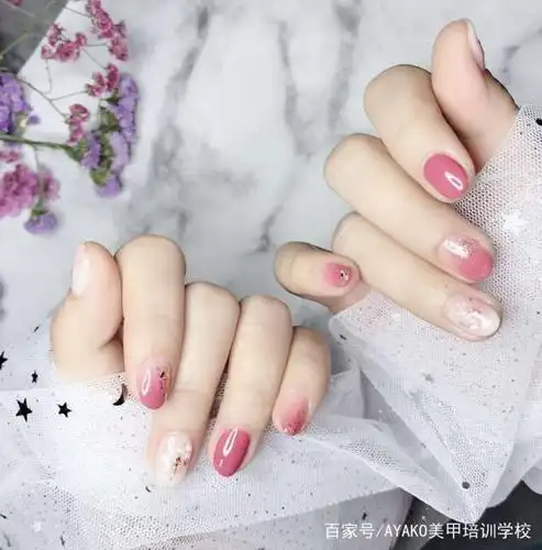 能让你惊艳整个春夏的美甲,定是豆沙色晕染了!